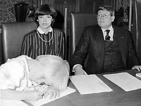 Hans Wiegel (met vrouw en dochtertje) wordt geïnstalleerd als commissaris van de Koninging van Friesland.