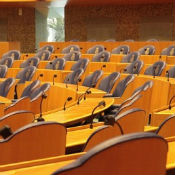 Lege stoelen in de Tweede Kamer