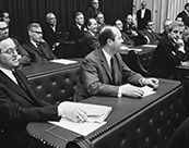 Een zwart-wit foto in de Tweede Kamer.