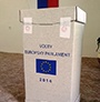 Het logo van de Europese Commissie op een spreekstoel.