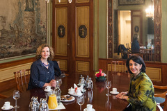 Formatie 2017: Tweede Kamervoorzitter Khadija Arib (rechts) ontving Edith Schippers op donderdag 16 maart in de Stadhouderskamer, in het gebouw van de Tweede Kamer. 