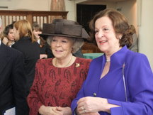 Mevrouw Van Sminia met Koningin Beatrix tijdens de opening van de internationale MEP-conferentie 2010 in Den Haag