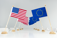 Amerikaanse en Europese vlaggen tegenover elkaar