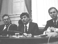 22 november 1982, het kabinet-Lubbers II legt de regeringsverklaring af in de oude Tweede Kamer; van links naar rechts: Van Aardenne, Lubbers en Ruding.