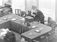 11 december 1958: Einde Rooms-Rood na aanvaarding van het amendement Lucas (KVP); Drees en Hofstra overleggen