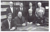 Van links naar rechts staand: mr. T.N.J. de Lange (griffier), Bert Bakker, voorzitter (D66), Peter Rehwinkel (PvdA), Gert Schutte (GPV); zittend: Harry van Bommel (SP), Ad Harrewijn (GroenLinks), Eric Balemans (VVD), Agnes van Ardenne-van der Hoeven (CDA).