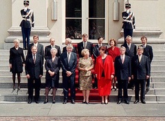 Kabinet Kok II op bordes Huis ten Bosch met koningin Beatrix