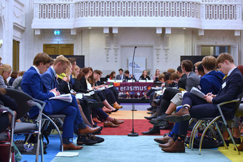Foto's Eerste dag Algemene Vergaderingen van het Model European Parliament Nederland 2019