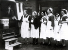 Verpleegsters in Delft bij mobiel stembureau