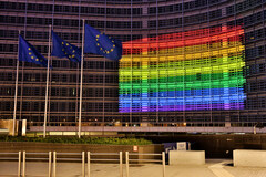 Regenboogvlag geprojecteerd op het gebouw van de Europese Commissie (foto: Claudio Centonze)