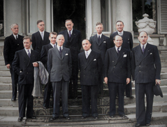 Nieuwe ministers kabinet-Drees III - Achterste rij v.l.n.r.: De Bruijn, Zijlstra, Kernkamp, Algera en Witte. Voorste rij v.l.n.r.: Suurhoff, Donker, Van de Kieft, Cals, Beyen en Luns.