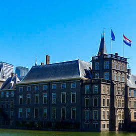 Hofvijver te Den Haag met zicht op de Eerste Kamer