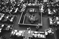 Een zwart-wit foto van een vergadering in de oude zaal in de Tweede Kamer.