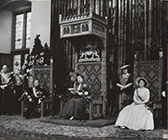 Een zwart-wit foto van Juliana, Beatrix en Bernard in de Ridderzaal