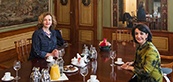 Edith Schippers (l.) en Tweede Kamervoorzitter Khadija Arib (r.) zitten aan tafel en kijken naar de fotograaf. BRON: rijksoverheid.nl