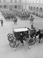 Minister van Binnenladse Zaken a.i. van Oven stapt uit koets om zitting Staten-Generaal te sluiten