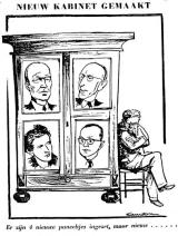 Na een lange formatieperiode kwam er een nieuw kabinet. Nou ja, nieuw? De tekenaar meent dat er niet zoveel nieuw is. Slechts vier nieuwe ministers t.o.v. het vorige kabinet; de tekenaar lijkt te willen zeggen dat een zo lange formatie dan ook niet nodig was geweest.