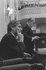 Minister Frits Korthals Altes voert het woord tijdens debat over de vrijlating van de Twee van Breda, met naast zich minister-persident Ruud Lubbers