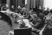 kabinet-Den Uyl bij APB in Eerste Kamer