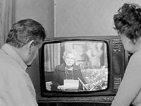 Koningin Juliana maakt haar abdicatie op TV bekend.