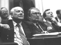 Den Uyl luistert als oppositieleider naar de regeringsverklaring van het kabinet-Lubbers I