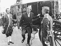 Minister Wiegel per koetsje naar de sluiting in 1980