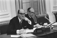 Staatssecretaris Grapperhaus en minister Witteveen achter de regeringstafel tijdens het debat over belastingplan 1971