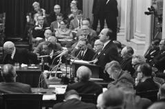 Minister Jo Cals aan het woord achter de regeringstafel in de Tweede Kamer tijdens de Nacht van Schmelzer