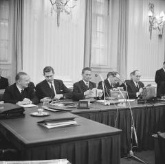 Kabinet-Marijnen achter de regeringstafel in de Tweede Kamer tijdens het debat over de Kwestie-Irene