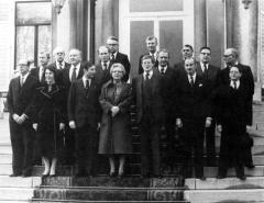 Achterste rij vlnr.: Albeda, Ginjaar en De Koning. Middelste rij: Andriessen, Kruisinga, Beelaerts van Blokland, Tuijnman, Peijnenburg, Van Aardenne en Van der Stee. Voorste rij: De Ruiter, Gardeniers, Van Agt, koningin Juliana, Wiegel, Van der Klaauw, Van Aardenne en Pais.