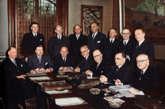 Kabinet-Drees II - Staand v.l.n.r.: Wemmers, Joekes, Van Maarseveen, Albregts, Mulderije, Teulings en Rutten. Zittend: Stikker, Van den Brink, Staf, In 't Veld, Lieftinck, Drees en Romme (formateur).