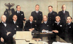 Kabinet-Gerbrandy II - Staand v.l.n.r.: Van Angeren, Kerstens, Furstner en Van Boeijen. Zittend v.l.n.r.: Albarda, Van den Tempel, Gerbrandy, Van Kleffens, Bolkestein en Michiels van Verduynen.