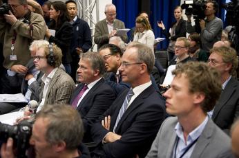 Persconferentie regeerakkoord 2012. Informateurs Henk Kamp en Wouter Bos luisteren aandachtig naar de persconferentie van Samsom en Rutte.