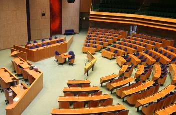 Nederlands-parlement lege plenaire zaal