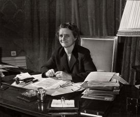 Portret van Marga Klompé, minister van Maatschappelijk Werk in het Derde Kabinet-Drees en het Tweede kabinet-Beel, aan haar bureau. 11 februari 1958.